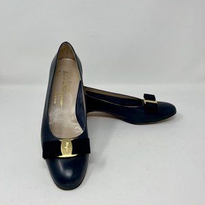 Vintage Salvatore Ferragamo Vara Bow Pump in Navy